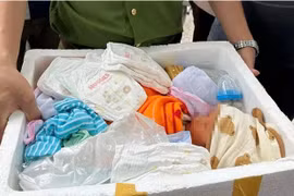 Người mẹ bỏ con mới sinh vào thùng xốp rồi thả trôi sông