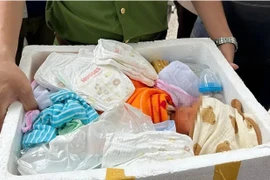 Người mẹ bỏ con mới sinh vào thùng xốp rồi thả trôi sông