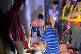 Người phụ nữ đang lái ô tô bán tải bị nước cuốn trôi ở Bình Dương 