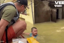 Cậu bé bơi đến tận thuyền cứu trợ chỉ xin chai dầu gió 