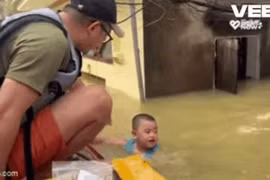 Cậu bé bơi đến tận thuyền cứu trợ chỉ xin chai dầu gió 