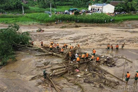 Đình chỉ 2 chủ tịch xã né tránh trách nhiệm trong mưa bão