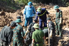 Tìm thấy thi thể bé gái 6 tuổi dưới bùn đất vụ sạt lở thôn Nậm Tông