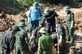 Tìm thấy thi thể bé gái 6 tuổi dưới bùn đất vụ sạt lở thôn Nậm Tông