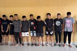 Nhóm thanh niên 20 người mang dao kiếm tấn công người đi đường