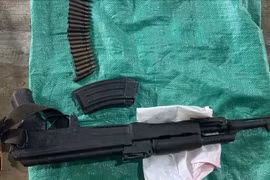 Bố chồng mang súng AK ra dọa bắn con dâu vì cãi nhau 