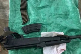 Bố chồng mang súng AK ra dọa bắn con dâu vì cãi nhau 