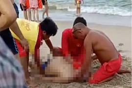 Du khách đang tắm biển Nha Trang bỗng tự cắn lưỡi tử vong