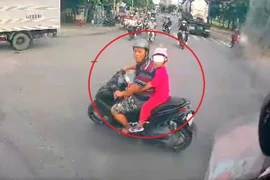 Clip người đàn ông đi xe máy chở con nhỏ lạng lách rồi tạt đầu xe tải