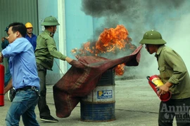 Diễn tập chữa cháy nhà để xe 2 tầng sát phố Khâm Thiên