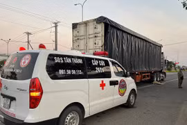 Lao vào xe container, 1 thanh niên tử vong tại chỗ