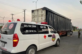 Lao vào xe container, 1 thanh niên tử vong tại chỗ