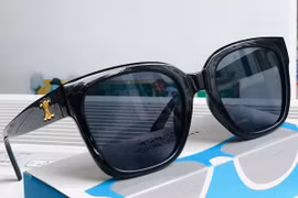 Kính râm giá rẻ tràn lan chợ mạng, cẩn thận tiền mất tật mang 