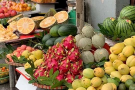 Thanh long, dưa lưới giảm giá