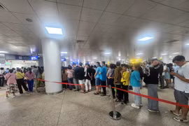 TP HCM: Người dân xếp hàng dài chờ mua vé đi Metro