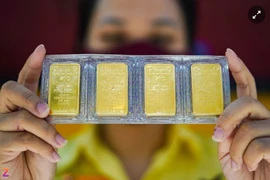 Giá vàng lập đỉnh lịch sử, vượt mốc 102 triệu đồng/lượng