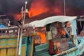 Lửa lớn, thiêu rụi 6 căn nhà tạm ven sông ở Kiên Giang