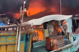 Lửa lớn, thiêu rụi 6 căn nhà tạm ven sông ở Kiên Giang