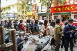 Người dân xếp hàng mua vàng: Lợi nhuận có như kỳ vọng?