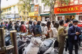 Người dân xếp hàng mua vàng: Lợi nhuận có như kỳ vọng?