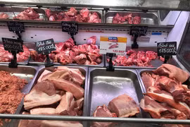 Giá thịt lợn, thịt bò, quả lễ chùa tăng nhẹ ngày Mùng 1 Tết