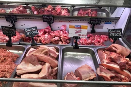 Giá thịt lợn, thịt bò, quả lễ chùa tăng nhẹ ngày Mùng 1 Tết