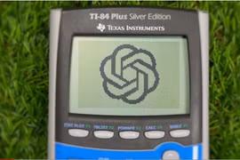 Youtuber hack máy tính bỏ túi, lắp wifi và tích hợp ChatGPT