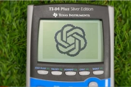 Youtuber hack máy tính bỏ túi, lắp wifi và tích hợp ChatGPT