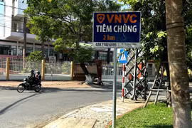 Loạt biển báo VNVC tiêm chủng "mọc" bất thường tại Quảng Ngãi