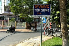 Loạt biển báo VNVC tiêm chủng "mọc" bất thường tại Quảng Ngãi