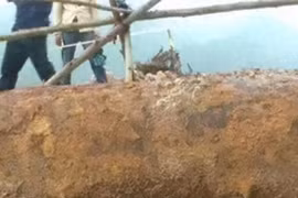 Quả bom khổng lồ dài 1m, giật mình kho báu khủng bên trong