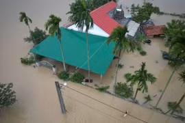 Sông Trà Câu vượt báo động 3, người dân chạy lũ