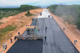 Cao tốc Quảng Ngãi – Hoài Nhơn bắt đầu thảm nhựa, lên hình hài