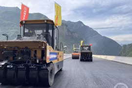 Kinh ngạc công nghệ trải nhựa đường cao tốc bằng robot tự hành