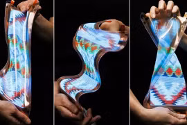 Soi màn hình siêu dẻo có thể xoắn, kéo dãn đầu tiên trên TG