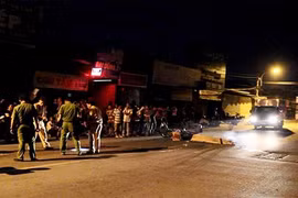 Tông vào xe tải, hai thanh niên thương vong