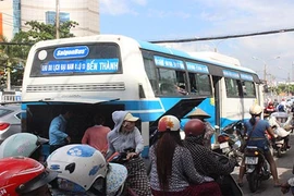 Cháy xe buýt, hàng chục hành khách nháo nhào bỏ chạy