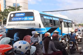 Cháy xe buýt, hàng chục hành khách nháo nhào bỏ chạy