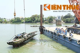 Trục vớt thành công tàu đẩy sà lan đâm sập cầu Ghềnh