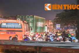 Kẹt xe kéo dài ở Bình Dương, giao thông tắc nghẽn