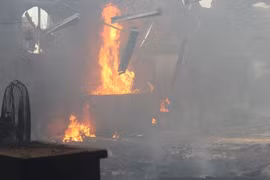 Cháy lớn thiêu rụi xưởng gỗ hơn 2.000m2