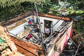 Quán cà phê cháy dữ dội, 4 nhà dân bị vạ lây