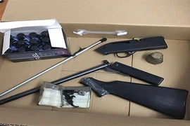 Phát hiện vụ giấu súng đạn trong quần áo đưa lên máy bay