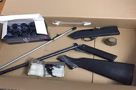 Phát hiện vụ giấu súng đạn trong quần áo đưa lên máy bay