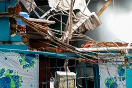 TP HCM: Bé gái 8 tháng tuổi bị bồn nước rơi, đè chết