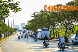 Xe khách vô tư đỗ dài trên đường cấm TP HCM