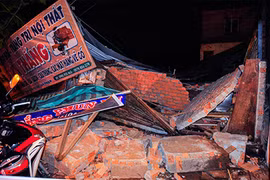 Nhà dân bị sập sau mưa lớn ở Đồng Nai