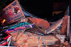 Nhà dân bị sập sau mưa lớn ở Đồng Nai