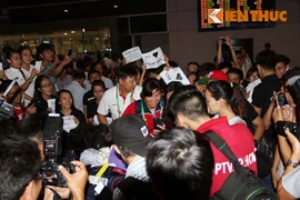 Hình ảnh Ánh Viên bị “bủa vây” ở sân bay Tân Sơn Nhất