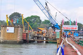 Thứ trưởng Bộ GTVT kiểm tra tiến độ thi công cầu Ghềnh